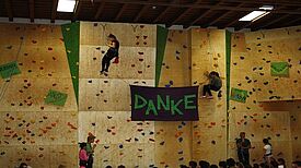 Die Schülerinnen und Schüler freuen sich über ihre neue Kletterwand. Foto: Aline Löw/GB
