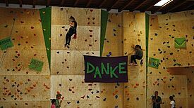 Die Schülerinnen und Schüler freuen sich über ihre neue Kletterwand. Foto: Aline Löw/GB