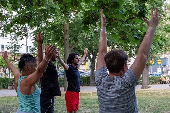 Dank des Projekts „Bewegung im Quartier“ werden Teilnehmende durch gemeinschaftlichen Aktivitätenmotiviert, sich mehr zu bewegen. (Bild: QM Nahariyastraße)