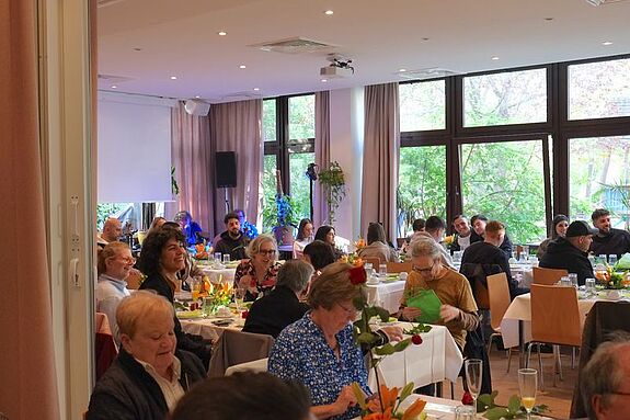 Das Stadtteilzentrum „mittendrin“ war voller Gäste, die den Ehrenamtsempfang besuchten. (Bild: H. Heiland)