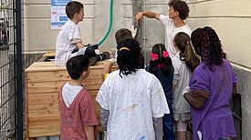 Schülerinnen und Schüler der Wedding-Schule erfahren, wie man Regenwasser nutzt und ressourcenbewusst denkt. (Bild: AG Urban)