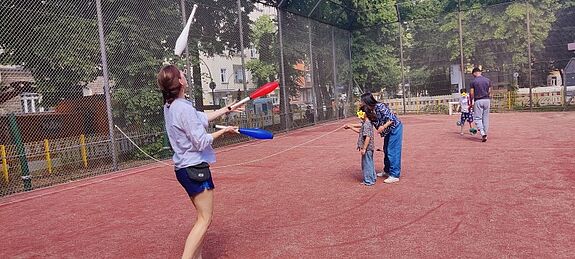 Die kostenlosen Workshops bieten die Gelegenheit, eine Meisterdisziplin des Zirkus zu erlernen: das Jonglieren. (Bild: Birgit Leiß)