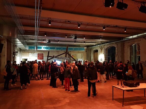 Den geräumigen Veranstaltungssaal nutzten die Besuchenden für angeregte Gespräche über Kunst und Kultur in Moabit. (Bild: QM Beusselstraße)
