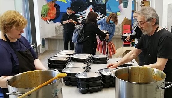 Das Verpacken der Portionen übernehmen ehrenamtliche Helferinnen und Helfer. Bild: SmArt StadtMuster art.e.m Berlin GbR