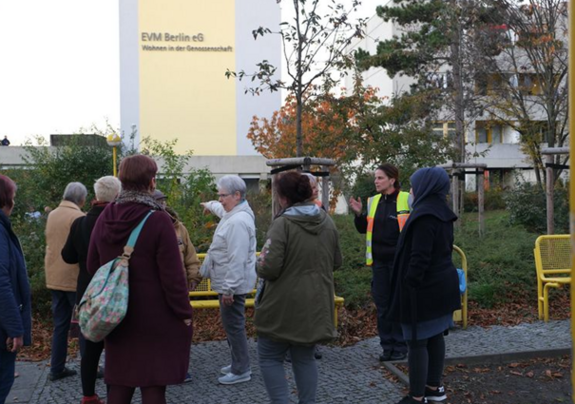 Das Quartier wird genau unter die Lupe genommen. Alle Anregungen und Ideen der Bewohnerinnen und Bewohner werden vom QM-Team auf einer Liste notiert. (Bild: QM High-Deck-Siedlung/Sonnenallee Süd W+P GmbH)