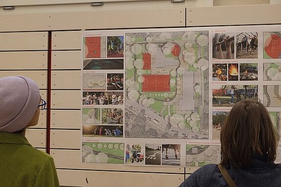 Ein Basketballplatz, eine Rollstrecke, eine Tribüne sowie Picknick- und Sitzgelegenheiten – jede Menge Ideen für die Gestaltung des Außengeländes des KiJuZ Lessinghöhe in Berlin-Neukölln. (Bild: H. Heiland)