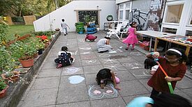 Im grünen Innenhof des Nachbarschaftsreffs können Kinder toben. 
