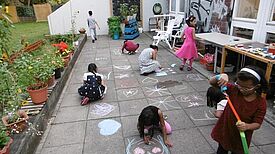 Im grünen Innenhof des Nachbarschaftsreffs können Kinder toben. 