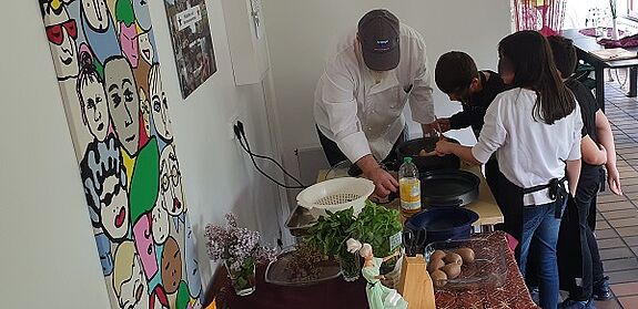 Gemeinsam gesund kochen bei Kiezanker e.V.. Bild: Yildiz Yilmaz
