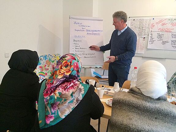 Engagierte Eltern können sich ehrenamtlich zu Bildungsbotschafterinnen und Bildungsbotschaftern ausbilden lassen. Dadurch können sie helfen, zwischen Familien und Bildungseinrichtungen zu vermitteln Foto: QM Nahariyastraße / Pestalozzi Fröbel Haus