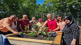 Gemeinsam bepflanzten Engagierte Beete für den Gemeinschaftsgarten im QM-Gebiet Sonnenallee Süd / High-Deck-Siedlung. (Bild: H. Heiland / QM Sonnenallee Süd / High-Deck-Siedlung W+P GmbH)