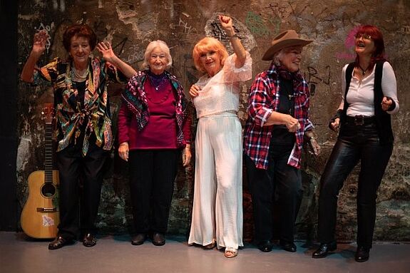 Fünf Seniorinnen nehmen an einer Veranstaltung des Projekts Projekts „Gitti & Gerda – Gemeinsam weniger einsam“ teil. 