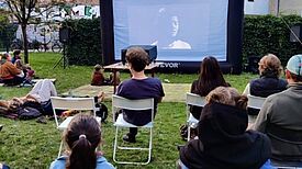 Decken ausgebreitet, Picknickkörbe gefüllt – Menschen jeden Alters hatten sich auf der Bildungswiese eingefunden, um einen Open-Air-Filmabend zu erleben. (Bild: Birgit Leiß)
