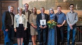 Moussa Isse im Kreise seiner Familie, mit Stadträtin Sibyll Klotz (4.v.l.), dem Laudator Ralf Koch (2.v.r.), Corinna Lippert, Remzi Uyguner und Peter Pulm Bild: Bezirksamt Tempelhof-Schöneberg, Aurelio Schrey, Alexander Meyer (QM)