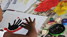 Kinder gestalten Plakate – Foto aus dem Workshop. Bild: Stephanie Piehl