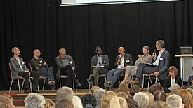 Peter Pulm (links) vom Quartiersmanagement Schöneberger Norden auf dem Podium mit Bundesbauministerin Barbara Hendricks.