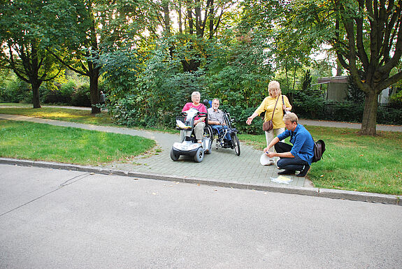 Bürgerinnen und Bürger konnten in einer Bürgerwerkstatt Einblicke in den Planungsprozess erhalten und in Gesprächen und Diskussionen unterschiedliche Anregungen selbst einbringen. Bild: QM Gropiusstadt