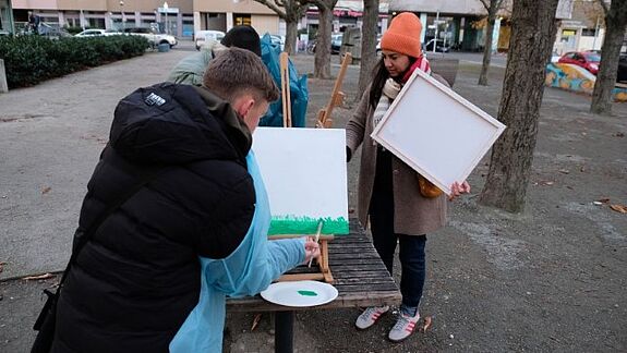 Während der begleitenden Malaktion gestalten Passantinnen und Passanten bunte Gemälde auf mobilen Leinwänden. (Bild: QM Wassertorplatz)