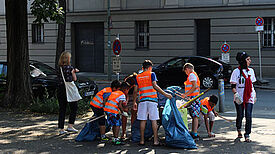 Kinder beim Säubern ihres Kiezes. Bild: QM Ganghoferstraße 