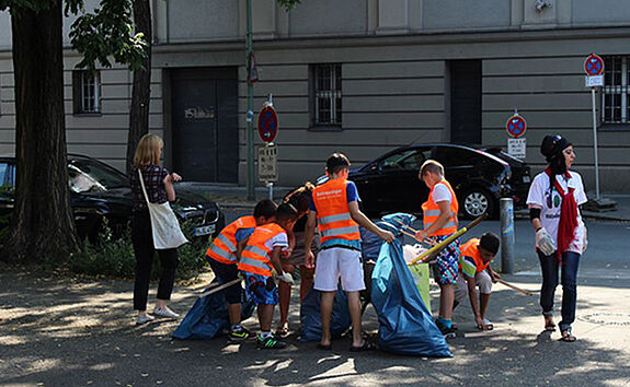 Kinder beim Säubern ihres Kiezes. Bild: QM Ganghoferstraße 