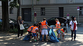 Kinder beim Säubern ihres Kiezes. Bild: QM Ganghoferstraße 