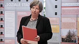 Wie beim Quartiersmanagement vernetzt das Integrationsmanagement: Junge und ältere Kiezbewohner bei einer Pflanzaktion. Bild: QM Weiße Siedlung / Dammweg