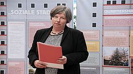 Wie beim Quartiersmanagement vernetzt das Integrationsmanagement: Junge und ältere Kiezbewohner bei einer Pflanzaktion. Bild: QM Weiße Siedlung / Dammweg