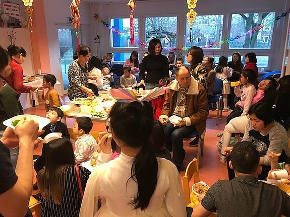Die Gäste des Tet-Festes am vietnamesischen Büffet. Bild: Dao Tran Thi