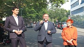 Die Schirmherren, der Neuköllner Bezirksbürgermeister Martin Hikel (links) und der Bezirksstadtrat für Jugend und Gesundheit Falko Liecke (Mitte) mit Renate Lauzemis (rechts) von der Kiez AG. Foto: Holger Heiland, QM Weisse Siedlung Dammweg