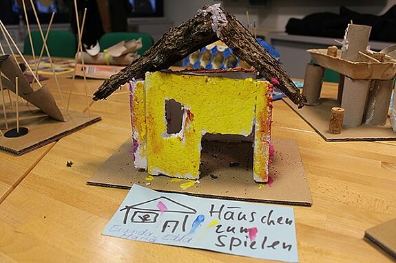 Ein buntes Miniatur-Haus. Foto: M. Hühn