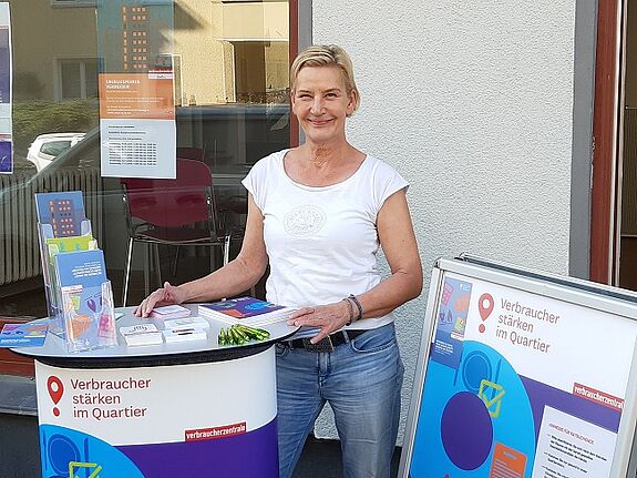 Stefanie Huber arbeitet im Rahmen des Projekts „Verbraucher stärken im Quartier“. Bild: Daniela Kemmer / Verbraucherzentrale Berlin e.V.