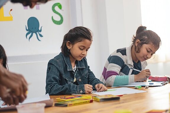 Unter Beaufsichtigung von Bildungsbotschafterinnen und Bildungsbotschaftern können Kinder in Ruhe ihre Schulaufgaben machen. (Bild: Pexels-Pixabay)