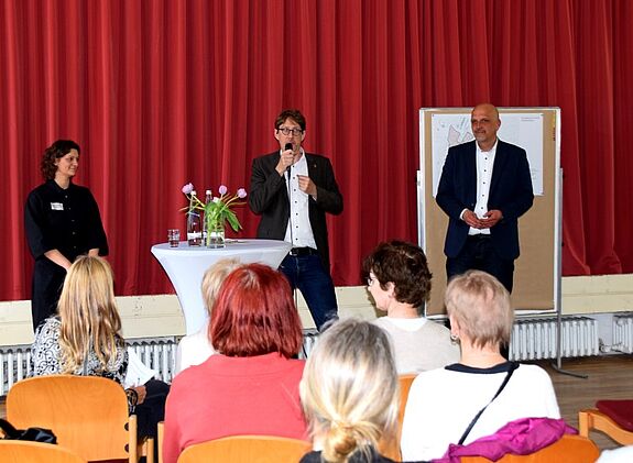 Bezirksstadtrat Jochen Biedermann und Staatssekretär Stephan Machulik begrüßten die Gäste. (Bild: QM Gropiusstadt Nord)