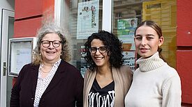 Teamleiterin Cornelia Cremer, Sherin Buchwald und Clara Lehmann vor dem QM-Büro in der Wilsnacker Straße 34 (v.l.n.r.). Bild: Gerald Backhaus
