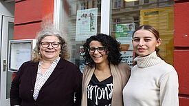 Teamleiterin Cornelia Cremer, Sherin Buchwald und Clara Lehmann vor dem QM-Büro in der Wilsnacker Straße 34 (v.l.n.r.). Bild: Gerald Backhaus