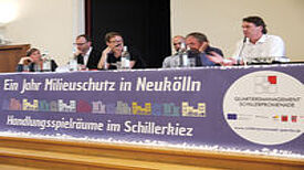 Vertreterinnen und Vertreter aus Politik und Verwaltung diskutierten mit Anwohnern. Bild: QM Schillerpromenade