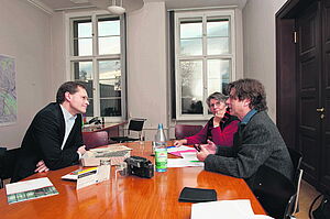 Bertram von Boxberg und Heide Rienits vom Quartiersrat Schöneberger Norden im Gespräch mit Senator Michael Müller