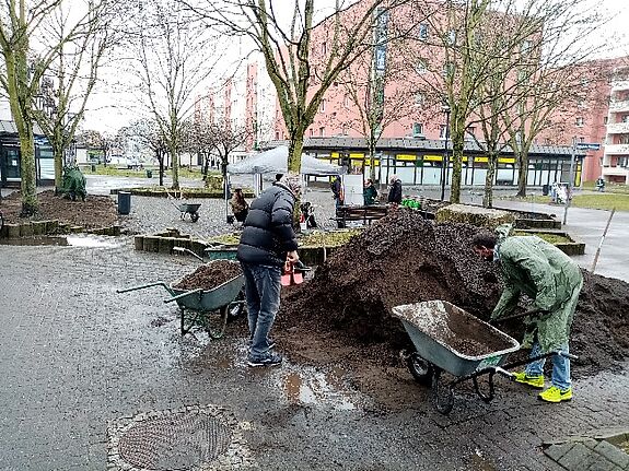 Bei frischen Temperaturen und auf Abstand entwickelten sich während des Arbeitseinsatzes nette Gespräche zwischen Nachbarinnen und Nachbarn und den anderen Beteiligten. (Bild: Julian Krischan)