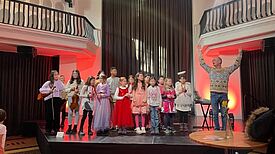 Die Flöten- und Geigen-AG der Albert-Gutzmann-Schule begeistert beim Neujahrsempfang des QMs Pankstraße mit ihrem musikalischen Auftritt. (Bild: QM Pankstraße)