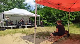 Eine Zuschauerin beim Kiezfest im Kosmosviertel. (Foto: Joachim Schmidt)