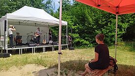 Eine Zuschauerin beim Kiezfest im Kosmosviertel. (Foto: Joachim Schmidt)