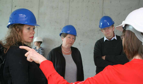 Senatorin Katrin Lompscher und Bezirksstadtrat Ephraim Gothe auf der Baustelle des Viki-Hauses. Bild: QM Brunnenviertel-Ackerstraße.