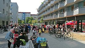 Das QM Alte Hellersdorfer Straße und die Caritas hatten am 1. Juni 2023 zu Spiel und Spaß für die ganze Familie eingeladen. (Bild: Anka Stahl)