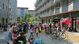 Das QM Alte Hellersdorfer Straße und die Caritas hatten am 1. Juni 2023 zu Spiel und Spaß für die ganze Familie eingeladen. (Bild: Anka Stahl)