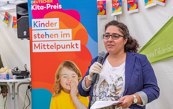 Als Vertreterin des Quartiersmanagements, das auch das lokale Bildungsnetz koordiniert, betonte Nakissa Imani Zabet, wie wichtig die frühe Förderung ist. (Bild: Ralf Salecker)
