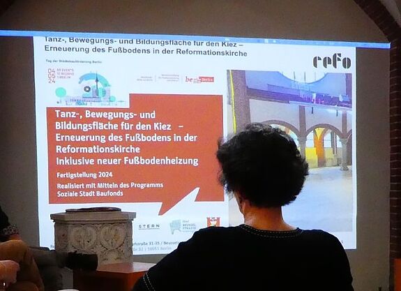 Teilnehmende erfahren bei einer Präsentation mehr über die jüngsten Renovierungsarbeiten der Refo-Gemeinde. (Bild: Kerstin Heinze/GB)