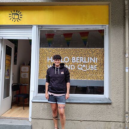 Samira Bekkadour-Hotz berichtete bei der Quartiersratssitzung von dem queeren Jugendclub Q*ube, der über den QM-Aktionsfonds einen Luftfilter bekommen hat. (Bild: Birgit Leiß / QM Donaustraße-Nord)