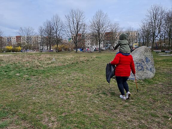 Große und kleine Helferinnen und Helfer sammeln Müll. (Bild: QM Alte Hellersdorfer Straße)