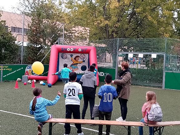 Große Nachfrage nach Sport und Bewegung an der frischen Luft war im Hof der Arche in der Tangermünder Straße 7 zu beobachten – zum Beispiel beim Torwandschießen. (Bild: Julian Krischan)