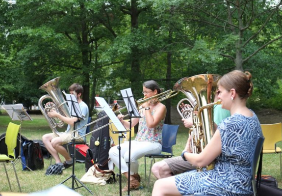 Das Berliner Concert Brass Orchester sorgte für ausgelassene Stimmung bei den Zuschauerinnen und Zuschauern. Bild: QM Weiße Siedlung Dammweg W+P GmbH u. H. Heiland